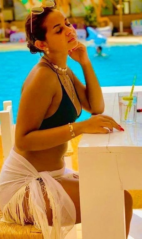 صورة للفنانة منة عرفة بإطلالة صيفية على الشاطئ.