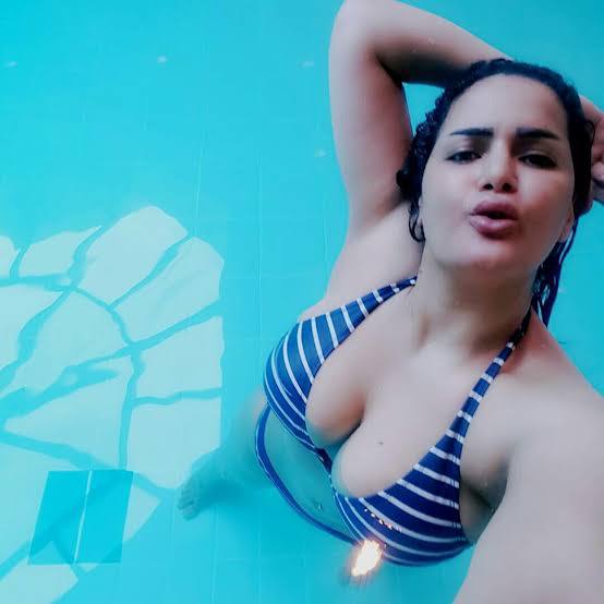صورة للفنانة سما المصري بإطلالة صيفية في حمام السباحة.
