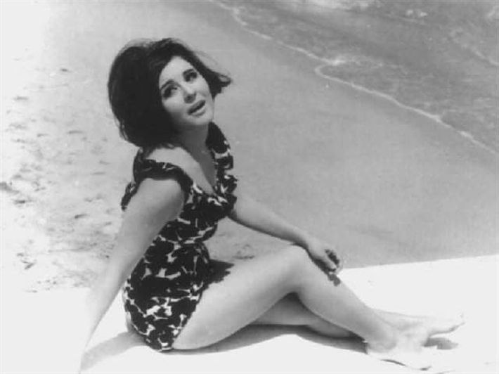 صورة نادرة للفنانة سعاد حسني بإطلالة أنيقة وجريئة.