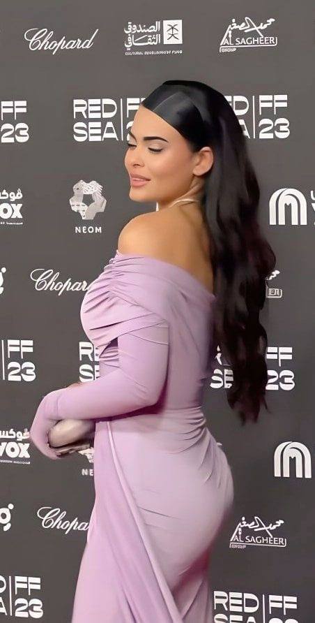 صورة للفنانة أسماء جلال بإطلالة أنيقة خلال إحدى جلسات التصوير.