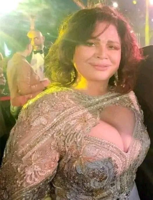 إطلالة جريئة لإحدى الفنانات في مناسبة عامة.