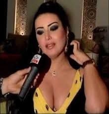 إطلالة جريئة لإحدى الفنانات في مناسبة عامة.