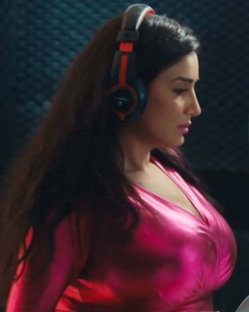 صور مي عمر الفنانة المثيرة