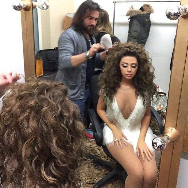 صورة للمغنية ميريام فارس بإطلالة لافتة خلال إحدى المناسبات.