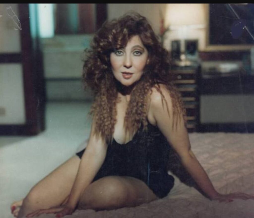 صورة نادرة للفنانة نادية الجندي من إحدى جلسات التصوير.
