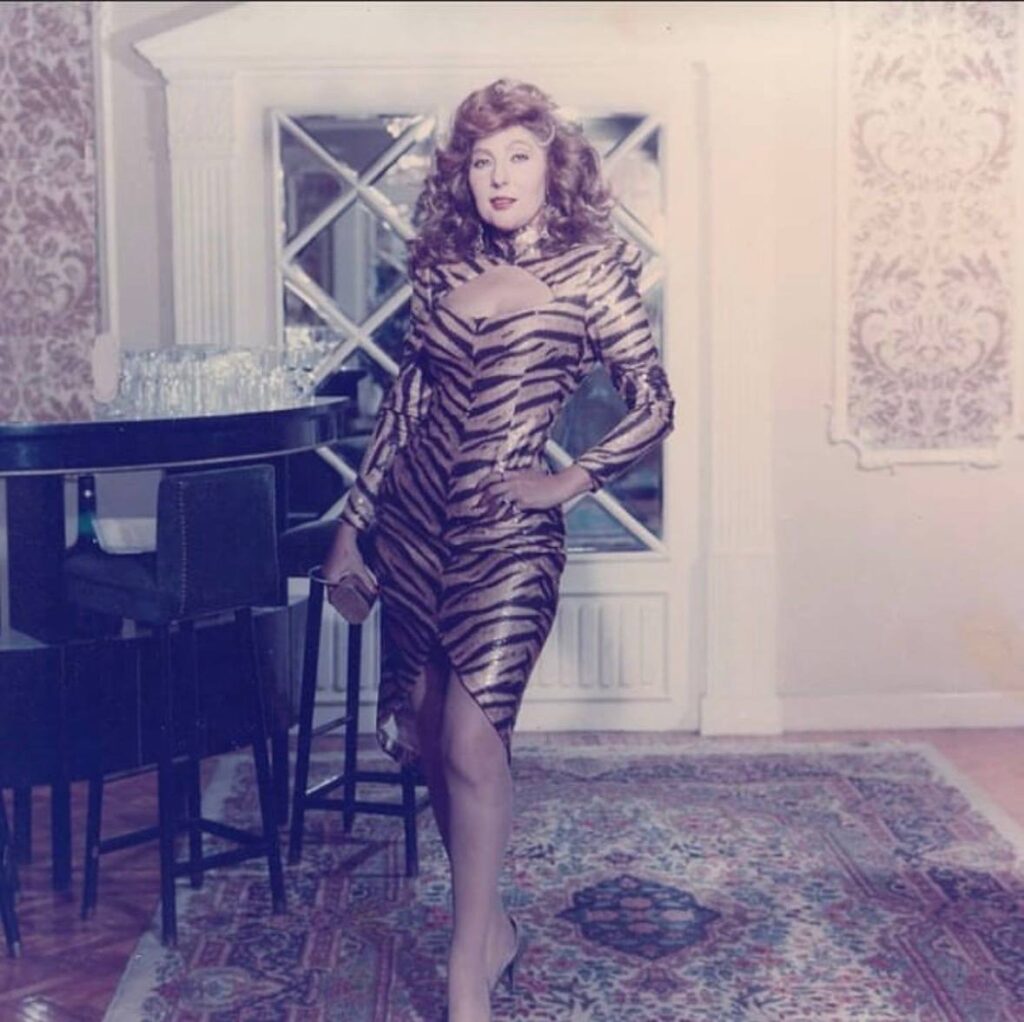 صورة نادرة للفنانة نادية الجندي من إحدى جلسات التصوير.