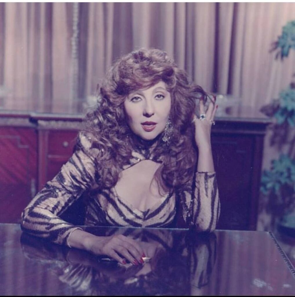 صورة نادرة للفنانة نادية الجندي من إحدى جلسات التصوير.