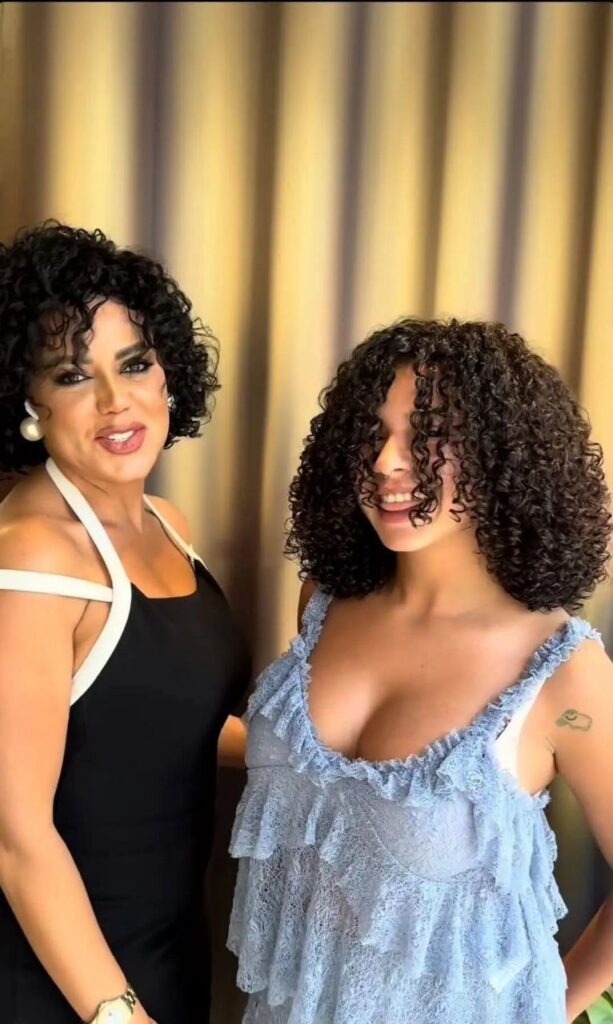 رانيا يوسف مع ابنتها في جلسة تصوير بملابس مثيرة