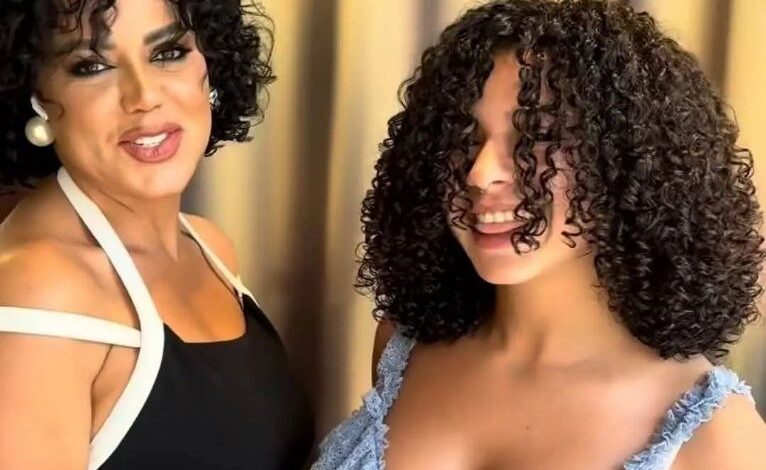 رانيا يوسف مع ابنتها في جلسة تصوير بملابس مثيرة