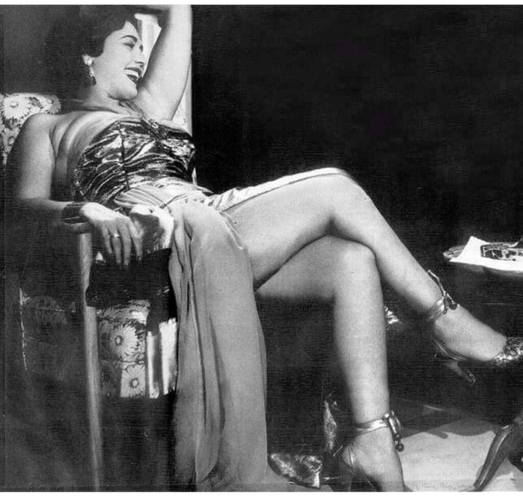 صورة نادرة للراقصة سامية جمال خلال أحد عروضها الفنية.