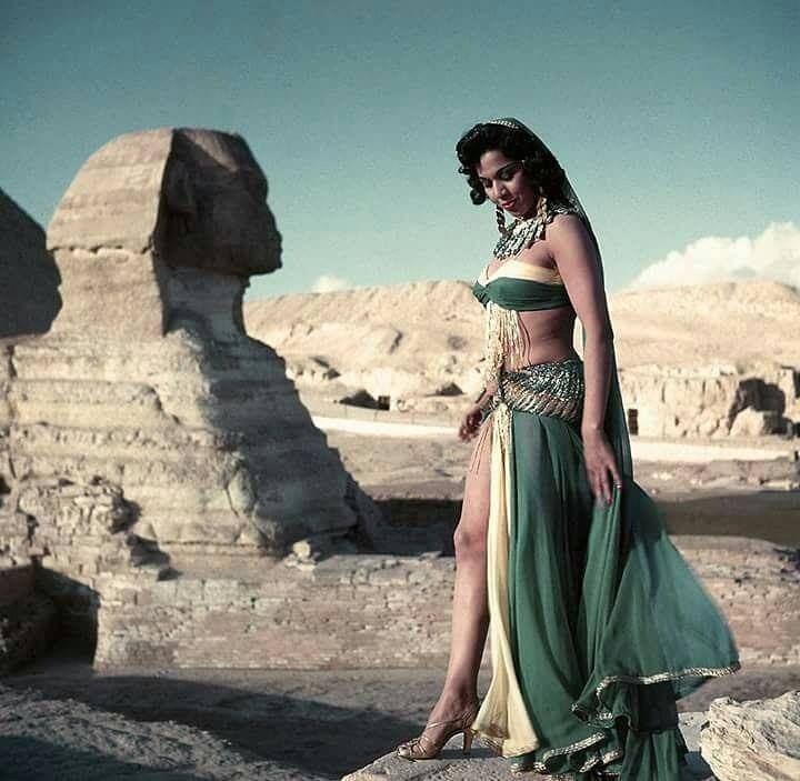 صورة نادرة للراقصة سامية جمال خلال أحد عروضها الفنية.