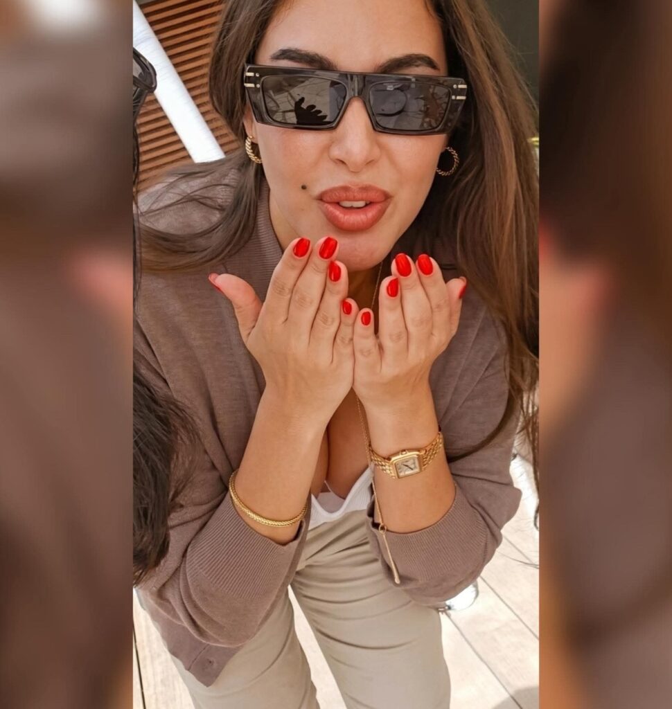 صورة للفنانة ياسمين صبري بإطلالة ساخنة وأنيقة خلال إحدى المناسبات.