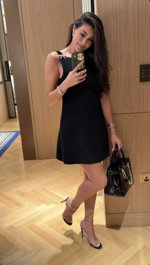 صورة للفنانة ياسمين صبري بإطلالة ساخنة وأنيقة خلال إحدى المناسبات.