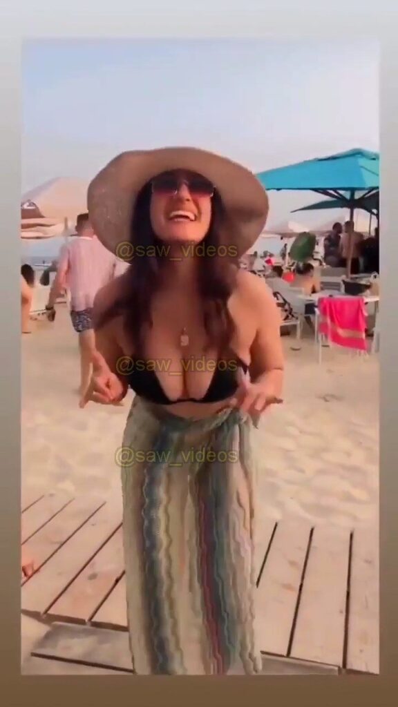 أمينة خليل بالمايوه على البحر في الجونة