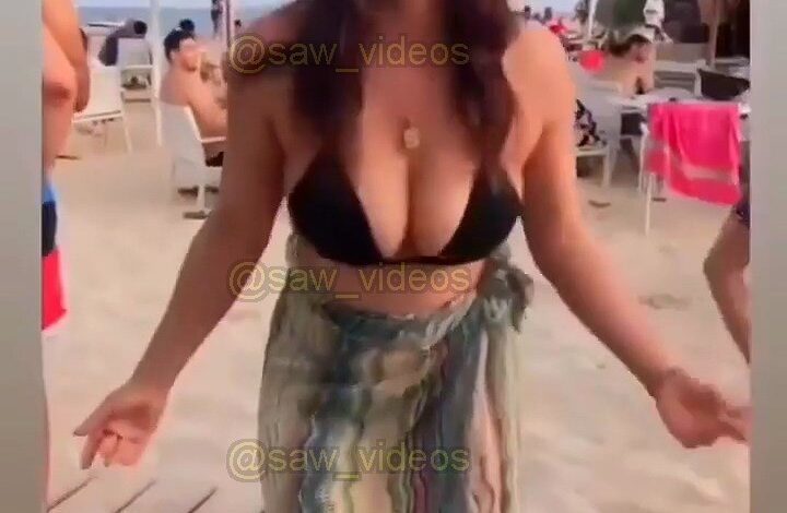 أمينة خليل بالمايوه على البحر في الجونة