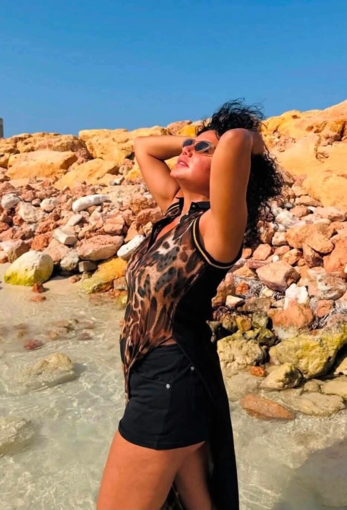 رانيا يوسف بملابس صيفية على البحر