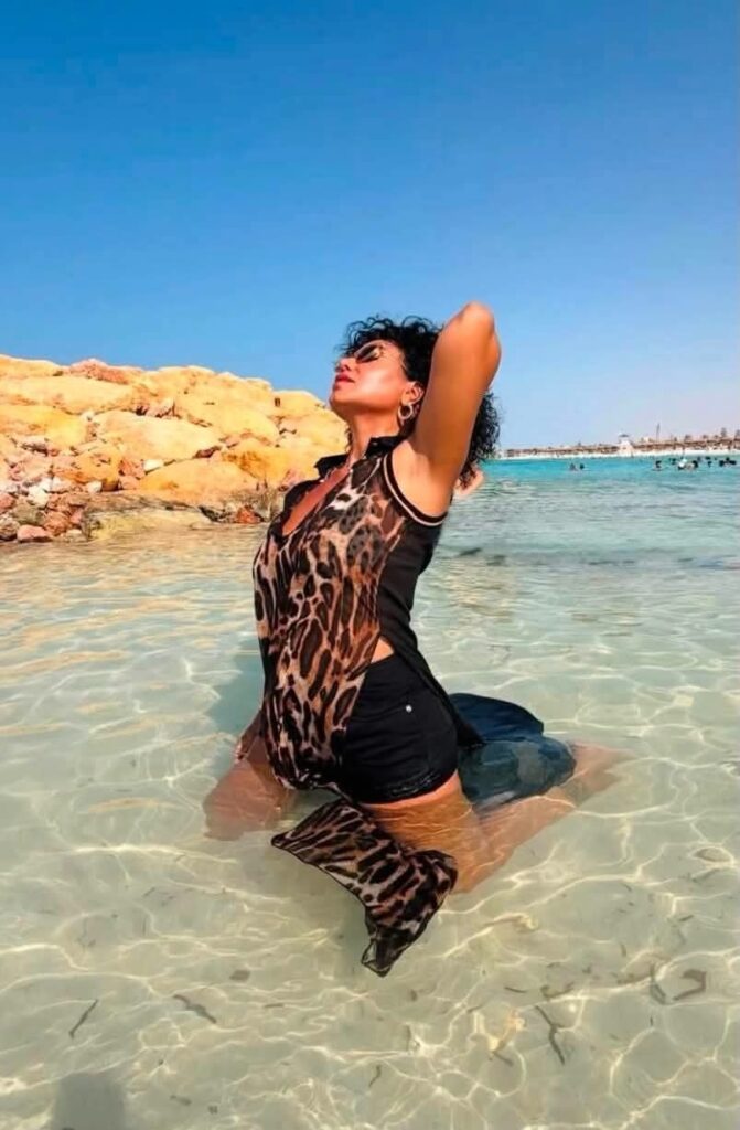 رانيا يوسف بملابس صيفية على البحر