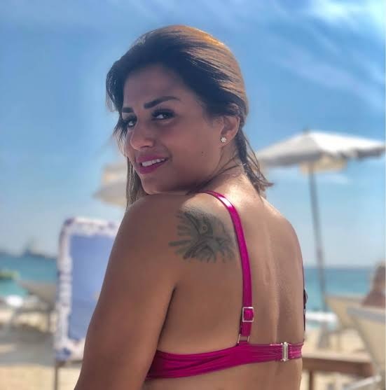 منة عرفة بالمايوه خلال ظهور صيفي على البحر