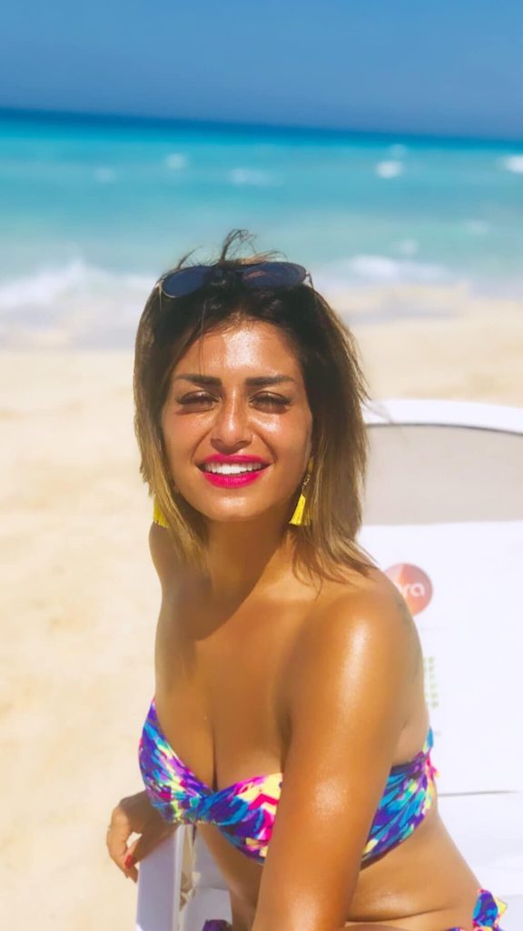 منة عرفة بالمايوه خلال ظهور صيفي على البحر