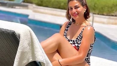 منة عرفة بالمايوه خلال ظهور صيفي على البحر