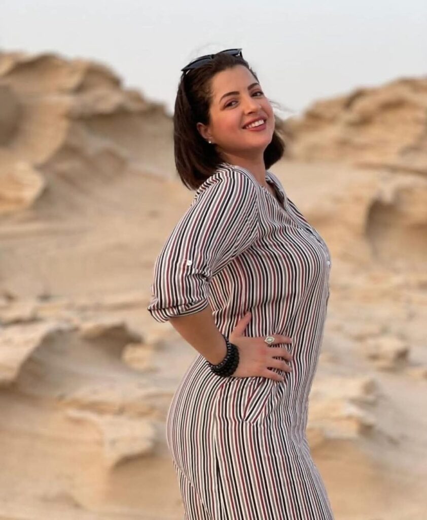 منى فاروق ترتدي فستانًا قصيرًا خلال جلسة تصوير